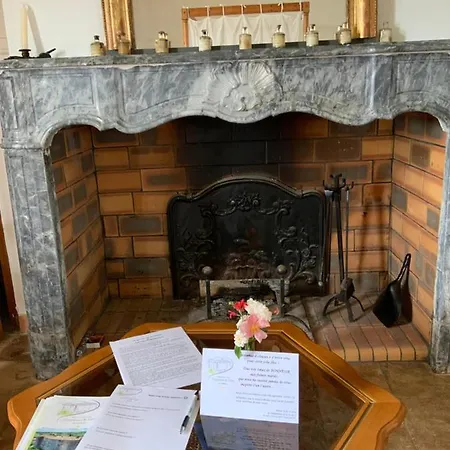 Château De Alojamento de Acomodação e Pequeno-almoço Mézerville