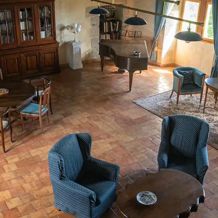 Chateau De Bed and Breakfast Mézerville